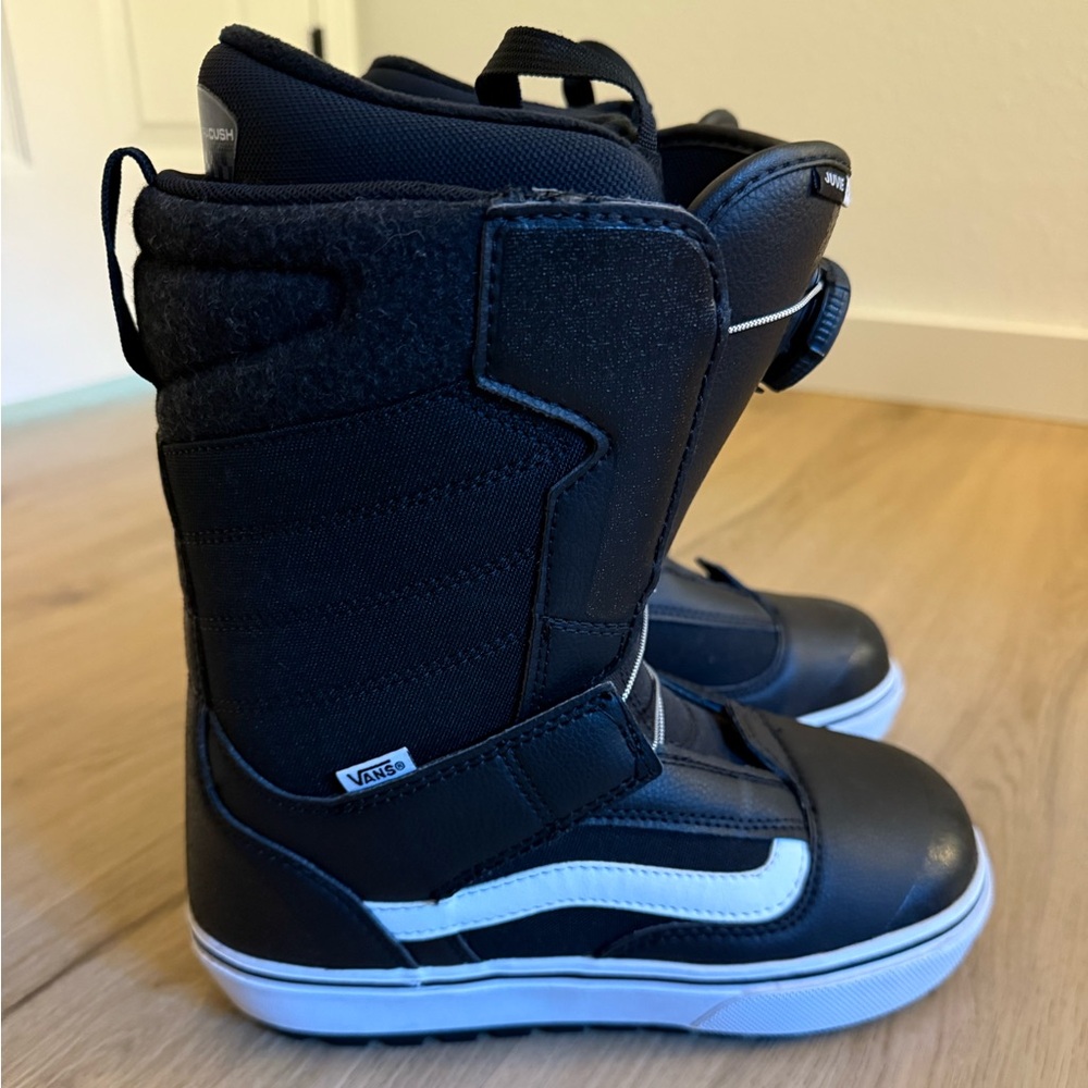 Vans Juvie OG Snowboard Boots- size 6